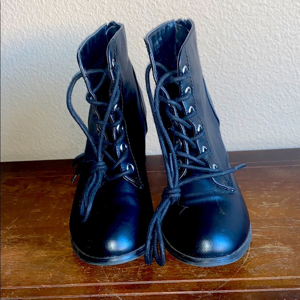 Black Leather Block Heeled Lace-Up Boots